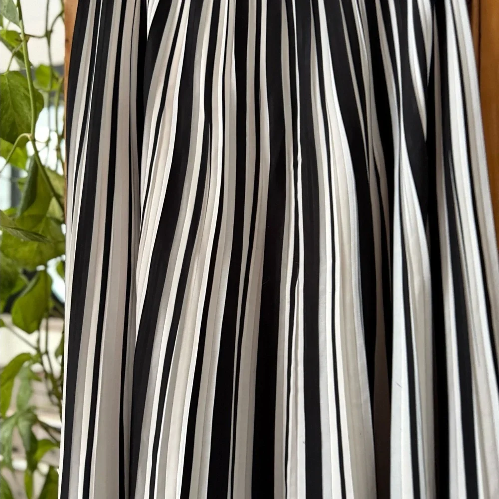 Karl Lagerfeld PARIS Black and White striped pleated Skirt EUC - Picture 4 of 6